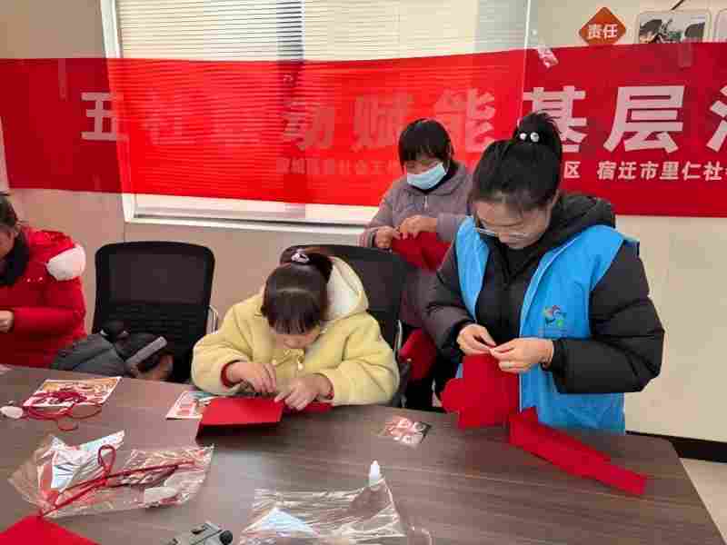 “老少同心制灯笼，元宵暖意满项里”做灯笼