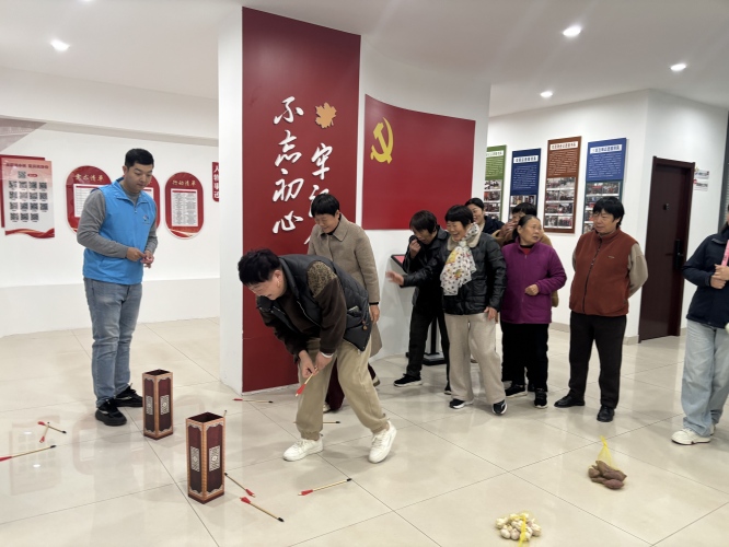 项里社区“趣味邻里节・投壶套圈乐”主题活动