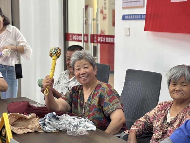 “艾香满邻里 巧手制锤忆传统” 活动